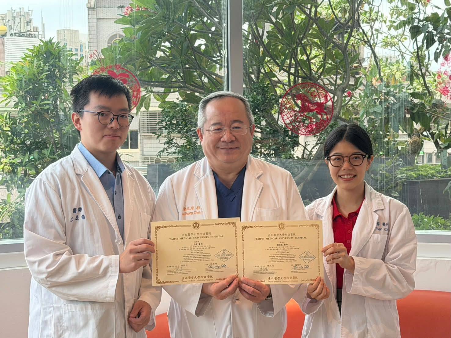 恭喜北醫附醫生殖中心兩位新科人工生殖施術醫師專科訓練結業 #北醫日常